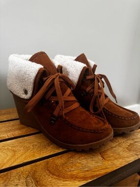 UNIONBAY Brown Suede Wedge Ankle Boots with White Sherpa Collar